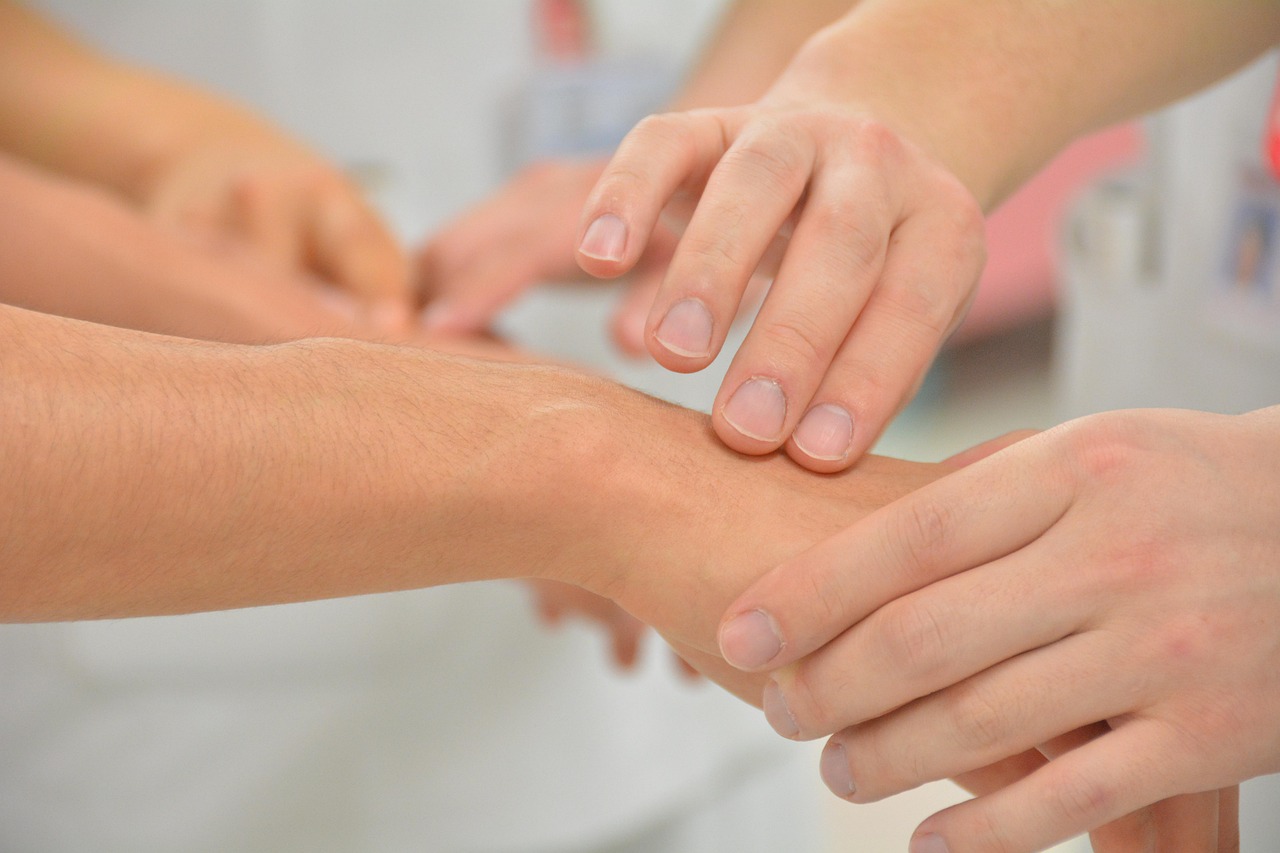 pulse, hand, health care workers, doctor, medical care, medicine, medical intern, close, up, zoom, white coat, white, skin color, asia, japanese, multiple, at hand, pulse, pulse, pulse, doctor, doctor, doctor, doctor, doctor