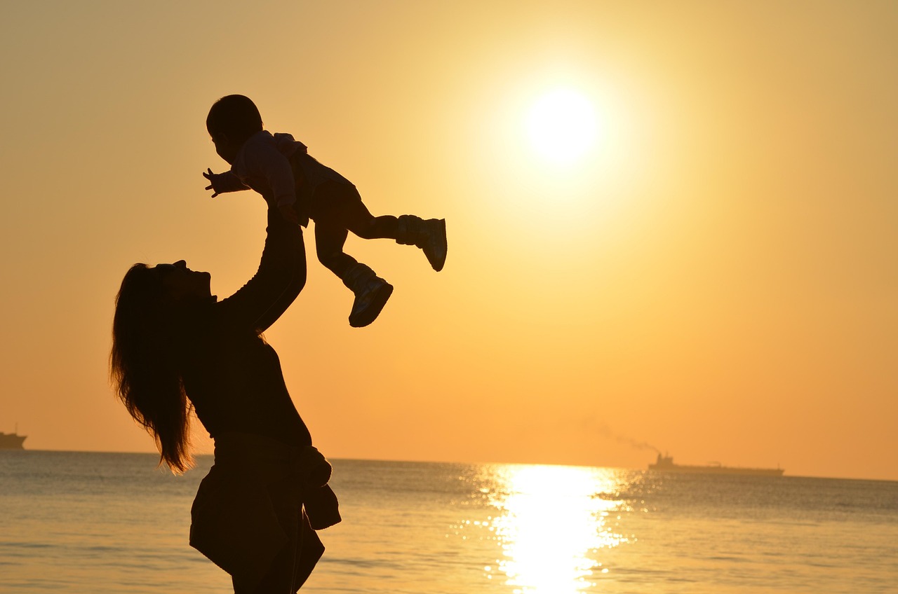 new year, mother, daughter, sunset, silhouette, dusk, sun, sunlight, nature, sea, ocean, love, affection, together, happiness, motherhood